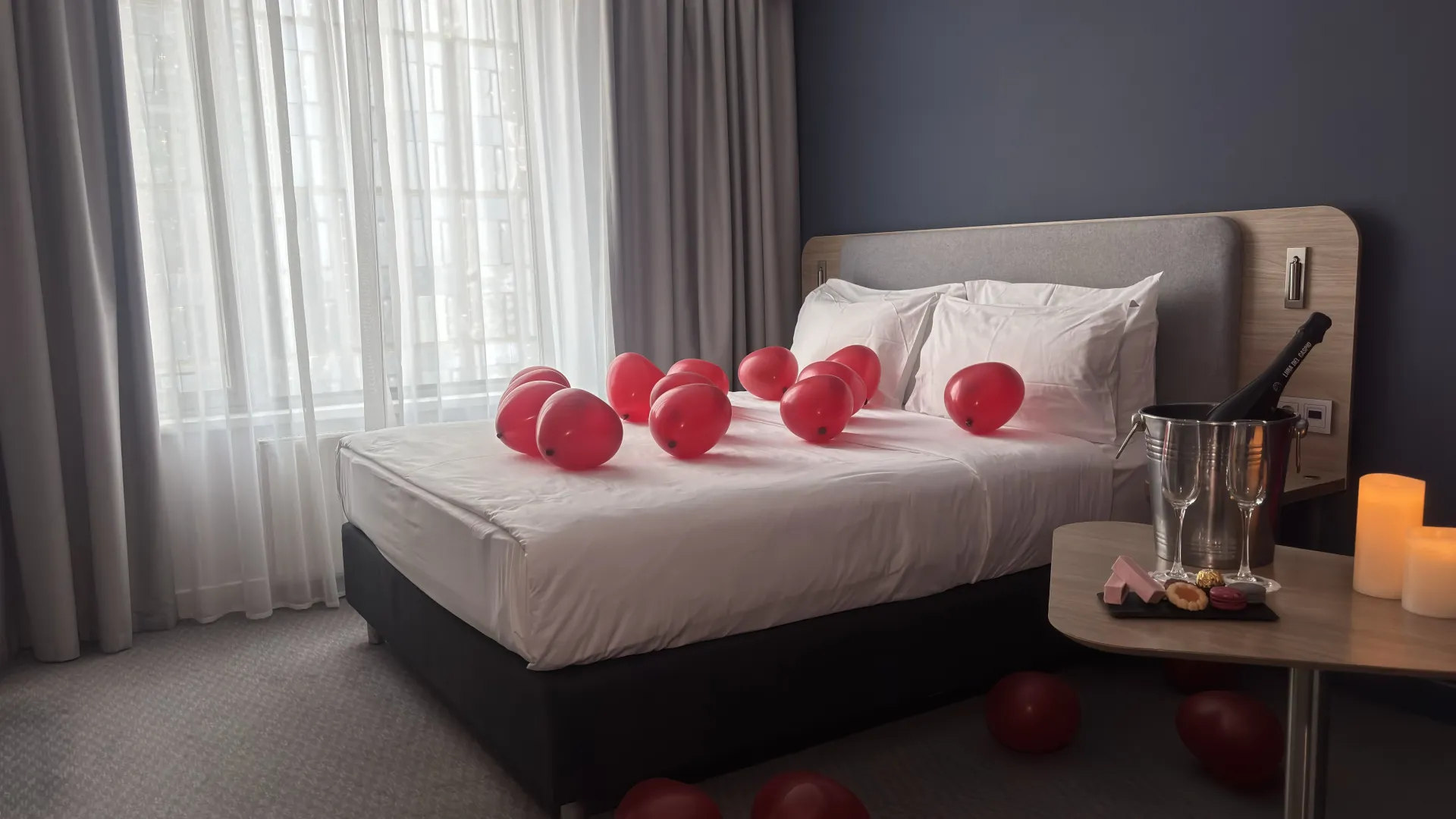 Романтическое украшение номера